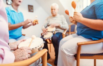 Betreuungsgruppen für Demenzkranke in der Fachstelle für pflegende Angehörige Freising | © adobestock_kzenon_291717970